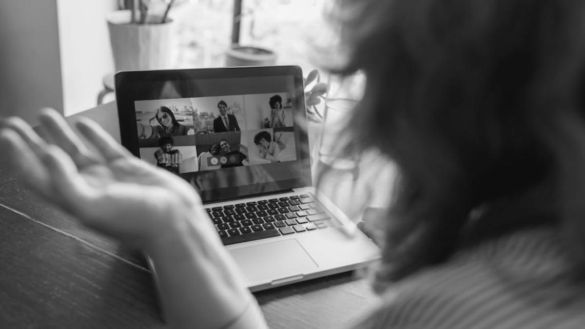 Ambiente de trabajo colaborativo mostrando reunión entre socios educativos y especialistas técnicos